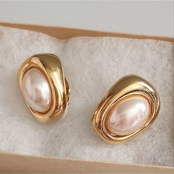 ✨️VINTAGE Givenchy Clip-on Gold Earrings - Picture 4 of 10